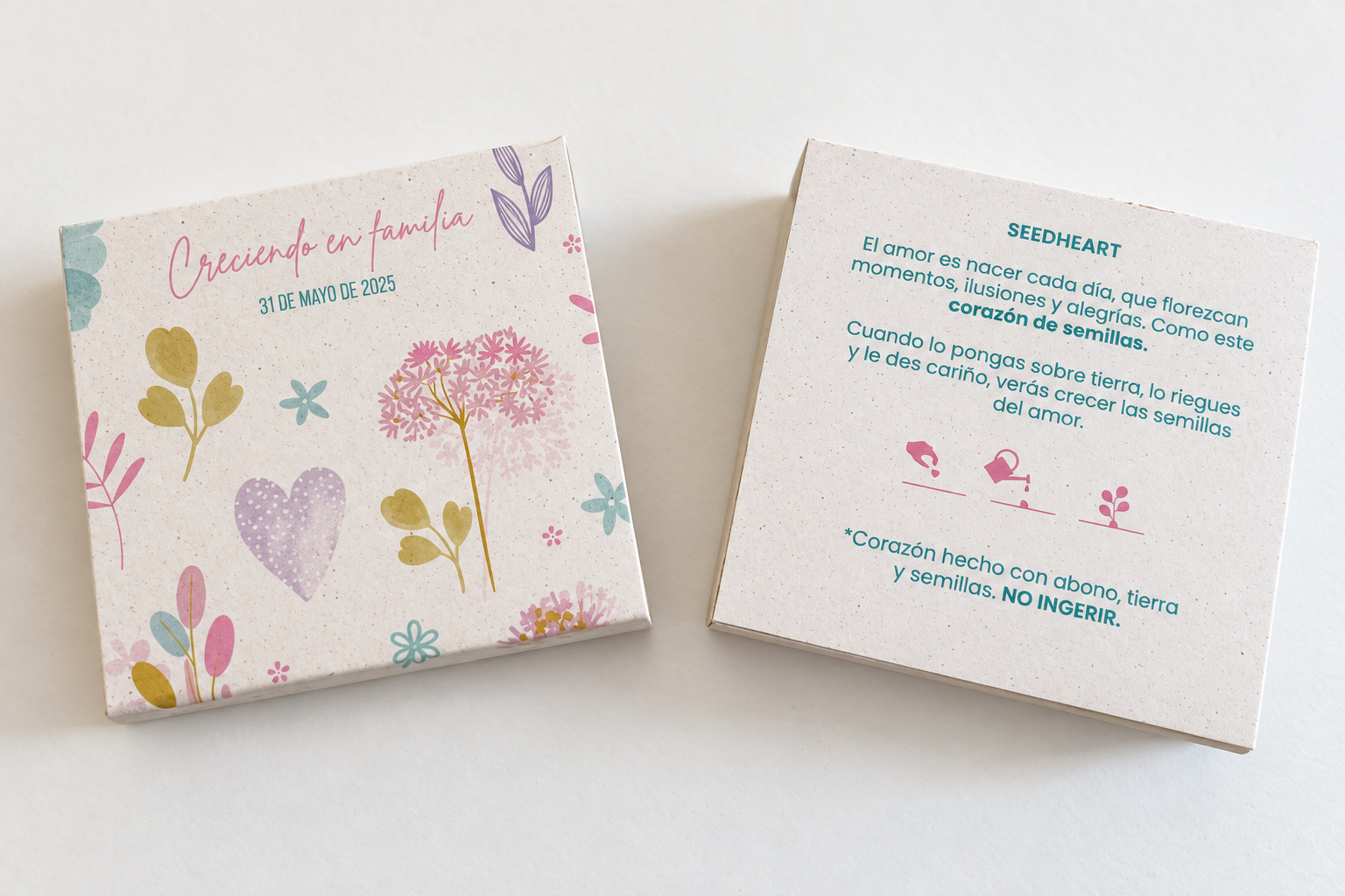 Dos caras de la presentación Creciendo en familia con flores, corazones e información del detalle con semillas.