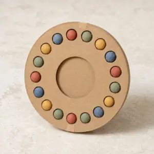 Pack circular de 17 bombas de semillas personalizable; presentación del producto en cartón natural con bombas de colores.