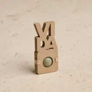 Bomba de semillas con solapa de cartón personalizable; presentación del producto en cartón natural con bombas de colores.