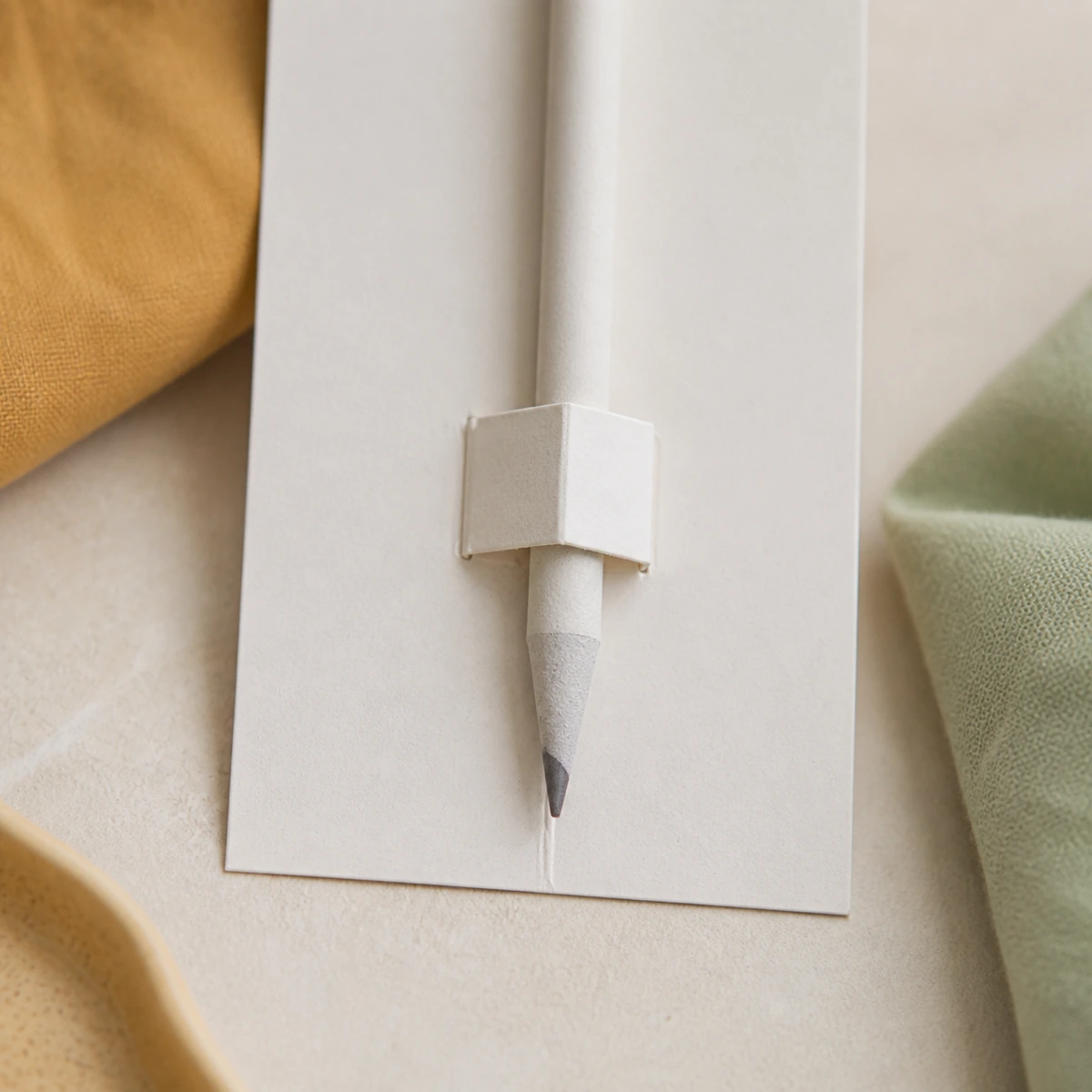 Detalle de la punta de papel reciclado y la sujeción del lápiz en tarjeta