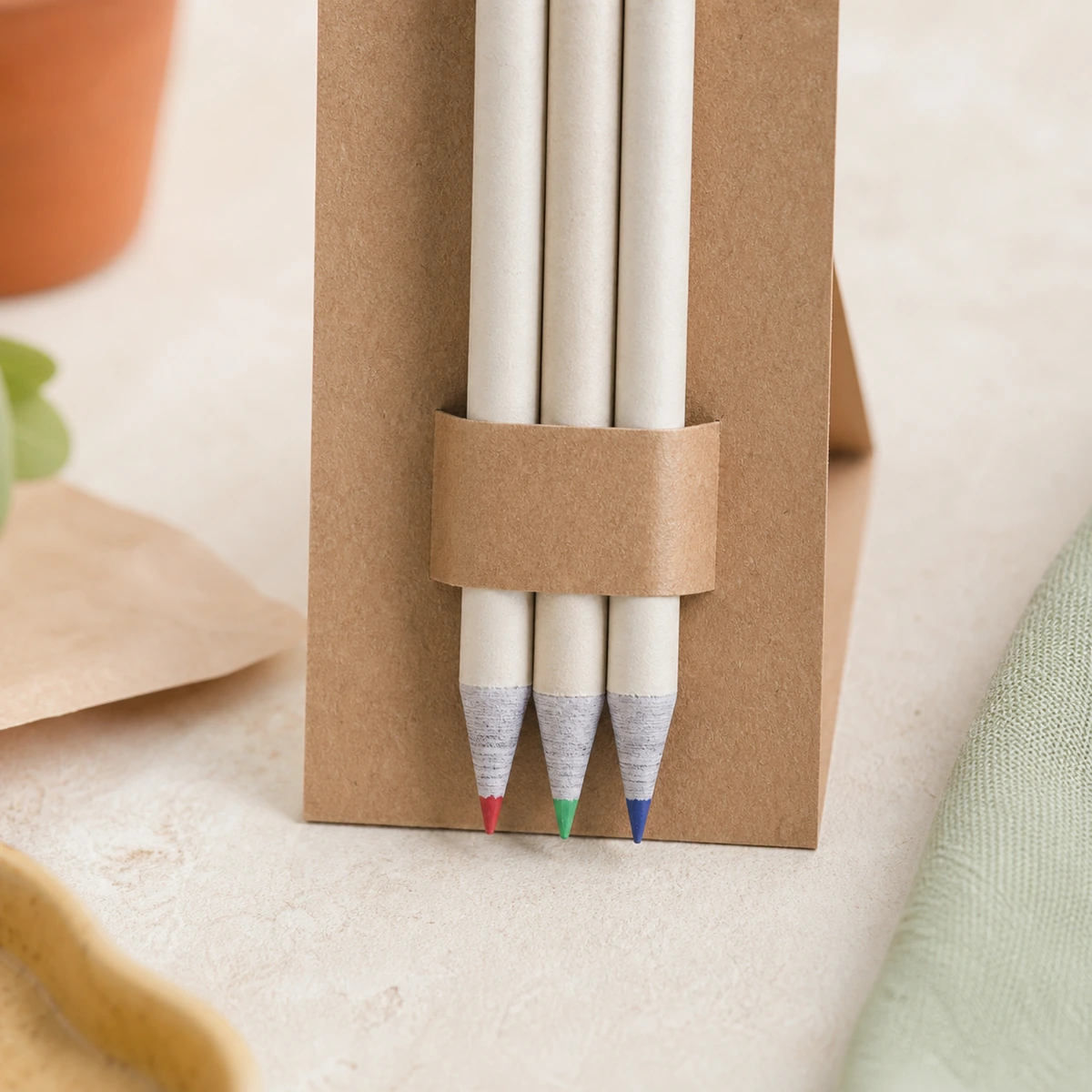 Detalle de las puntas y la sujeción de tres lápices de papel reciclado
