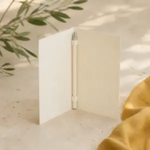 Díptico personalizable con un lápiz de papel reciclado sujeto en el pliegue