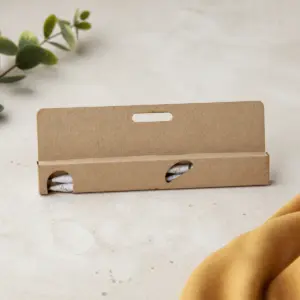 Estuche kraft con tres lápices de papel reciclado y cabecera troquelada