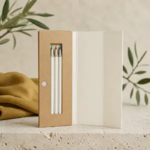 Estuche de cartón con tres lápices de colores de papel reciclado
