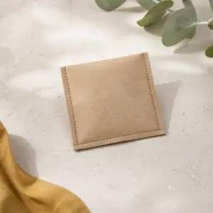 Sobre de semillas de papel kraft cosido sobre piedra clara