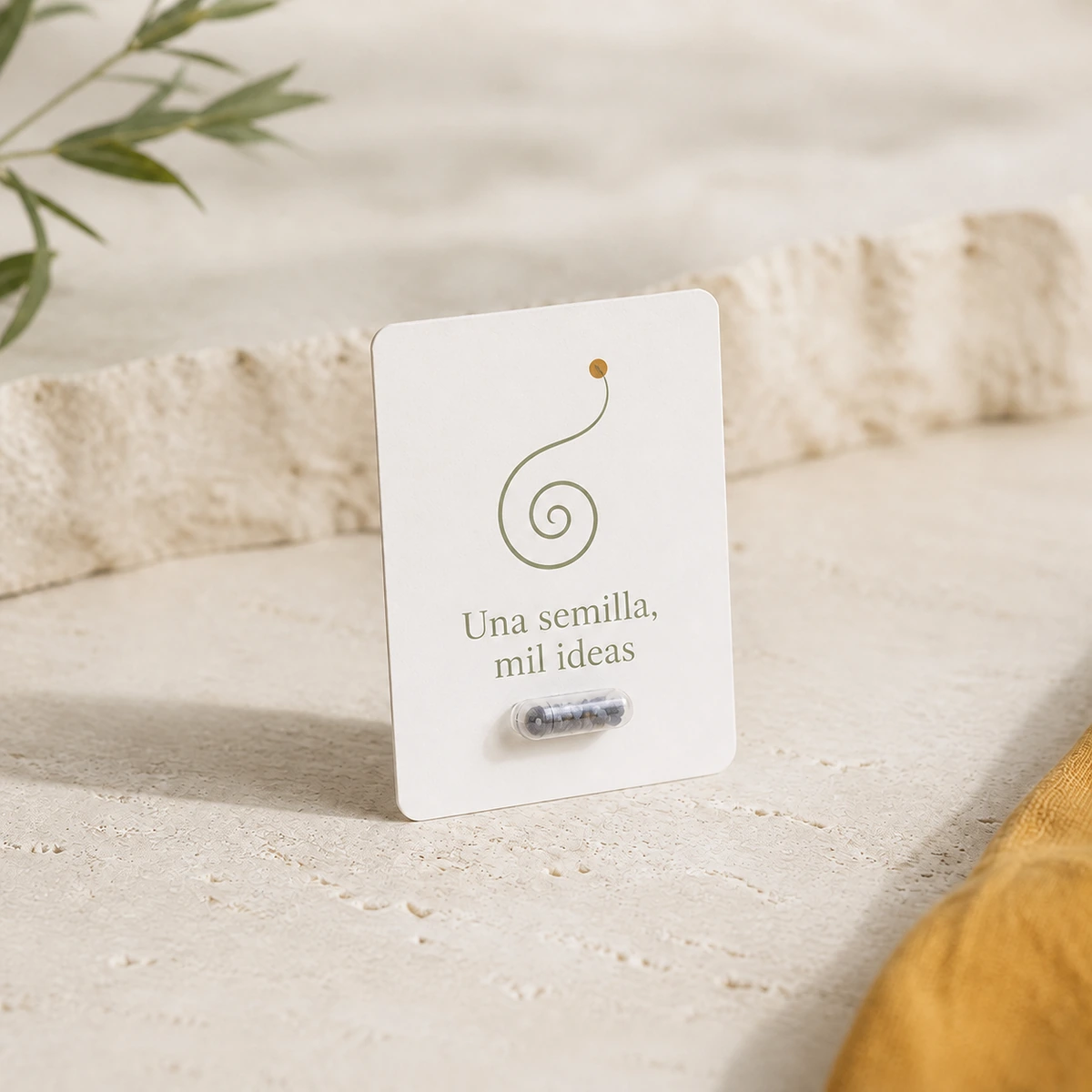 Cápsula de semillas con tarjeta personalizable; simulación de personalización con color y la frase «Una semilla, mil ideas».