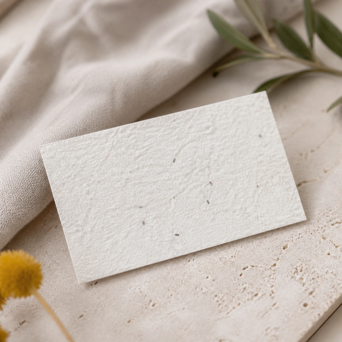 Detalle de las fibras y semillas de una tarjeta de visita plantable