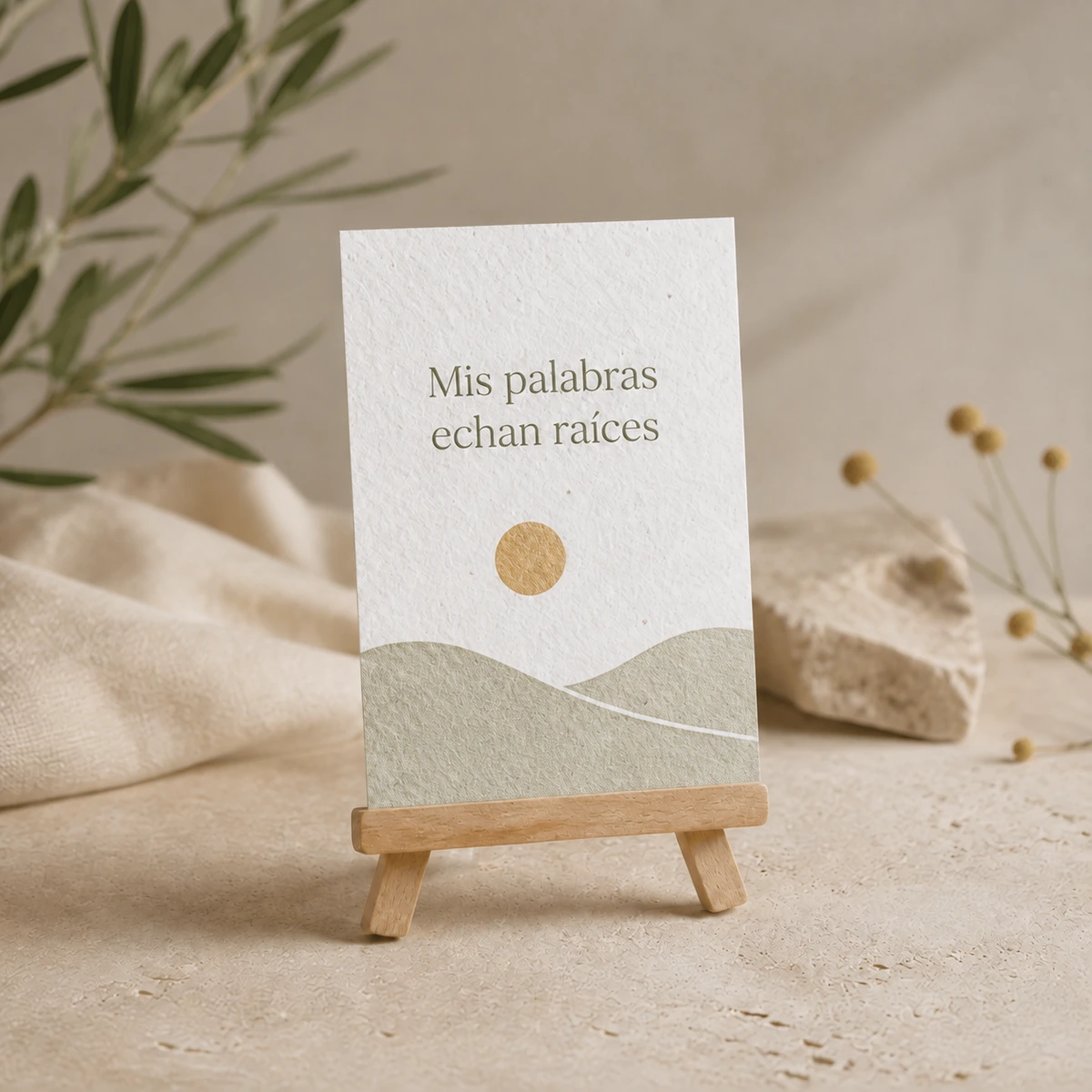 Postal de papel plantable personalizada; simulación de personalización con color y la frase «Mis palabras echan raíces».