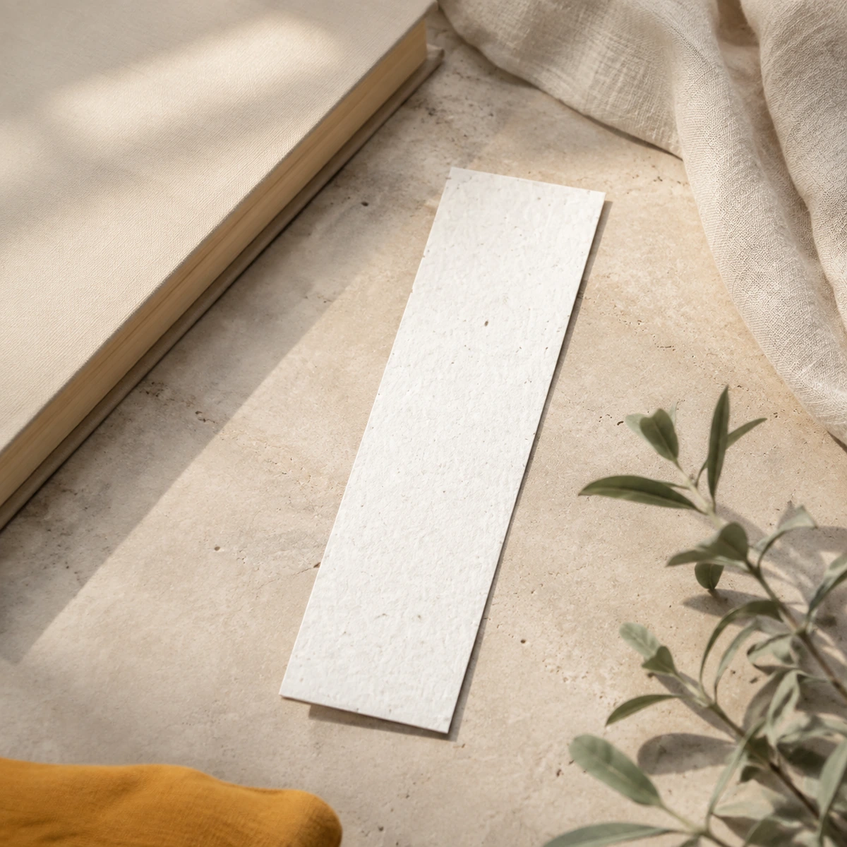 Marcapáginas de papel plantable junto a un libro