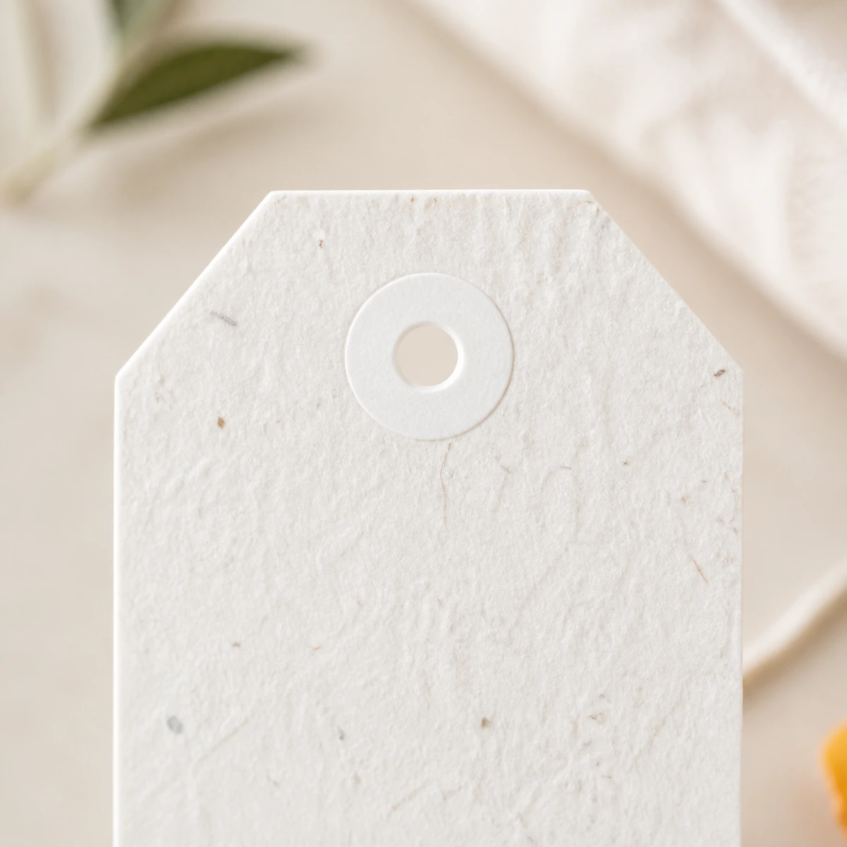 Detalle de la perforación y el papel de una etiqueta plantable