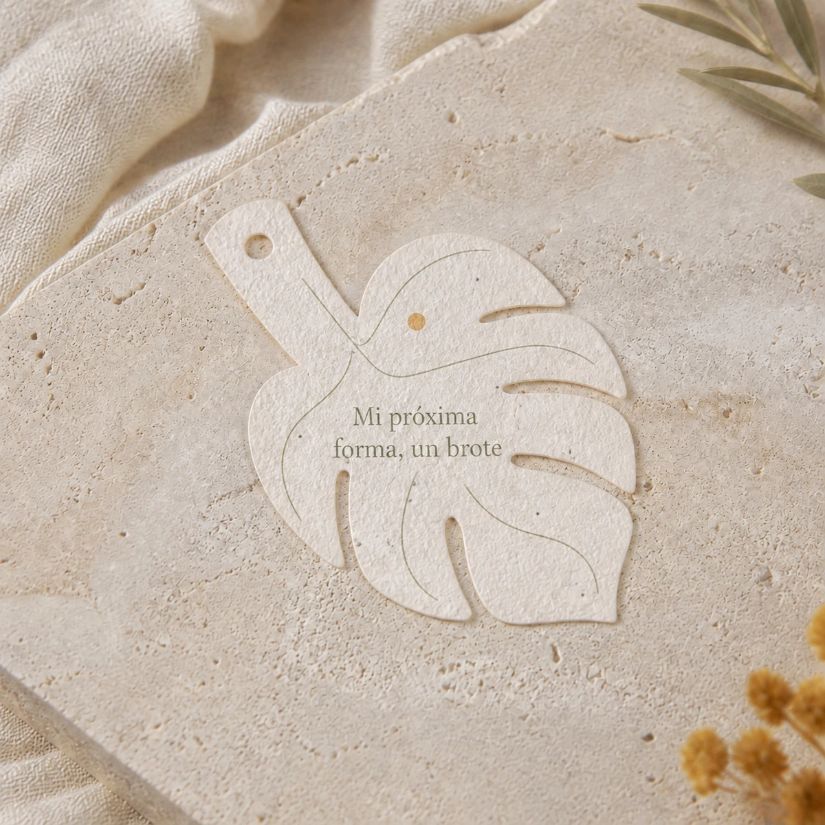 Adorno de papel plantable con forma personalizada; simulación de personalización con color y la frase «Mi próxima forma, un brote».
