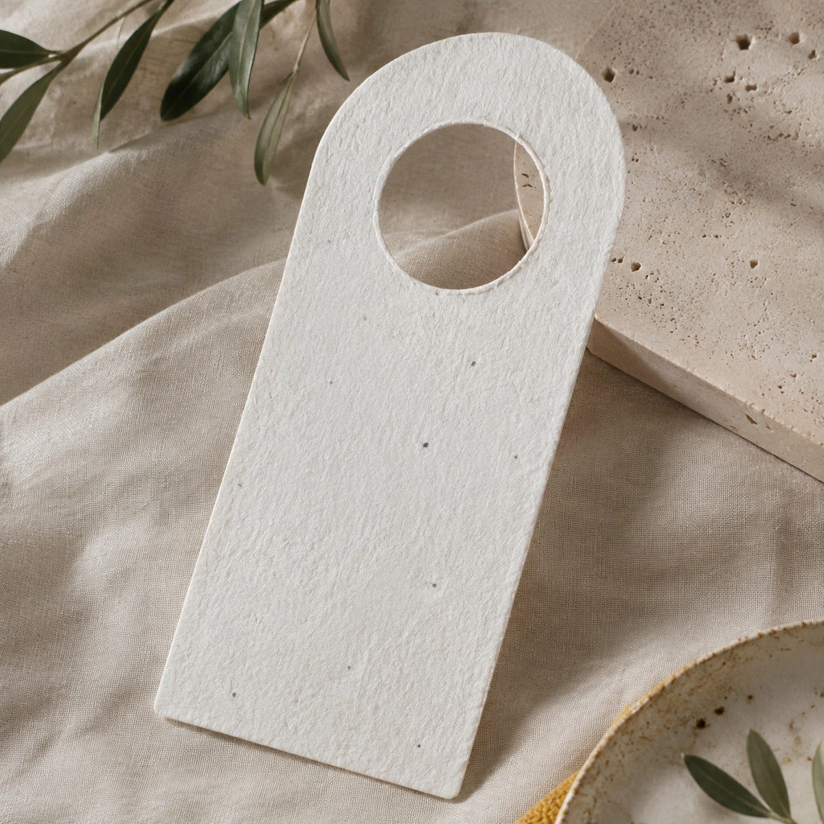 Detalle de la perforación del colgante plantable para puerta