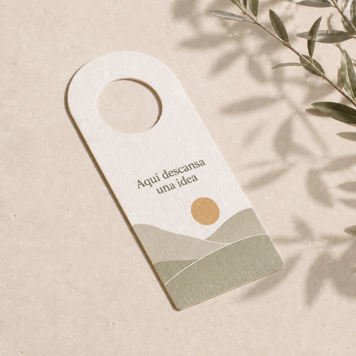 Colgador de puerta de papel plantable personalizado; simulación de personalización con color y la frase «Aquí descansa una idea».