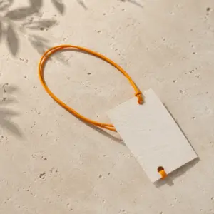 Lanyard de cordón redondo color mostaza con acreditación de ejemplo en un entorno natural.