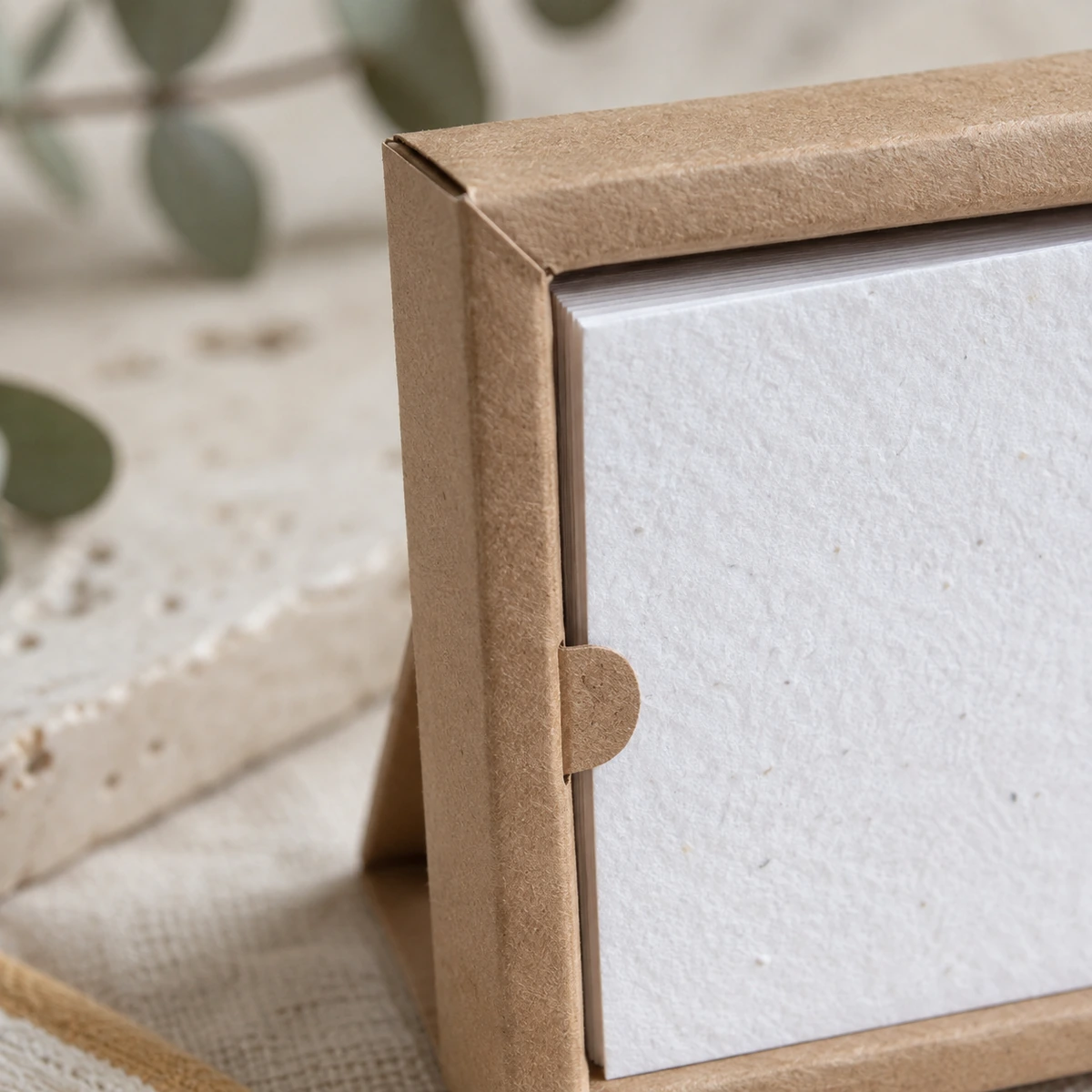 Calendario de semillas con caja y marco kraft, detalle de materiales y acabado.