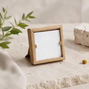 Calendario de semillas con caja y marco kraft, vista general en entorno natural.