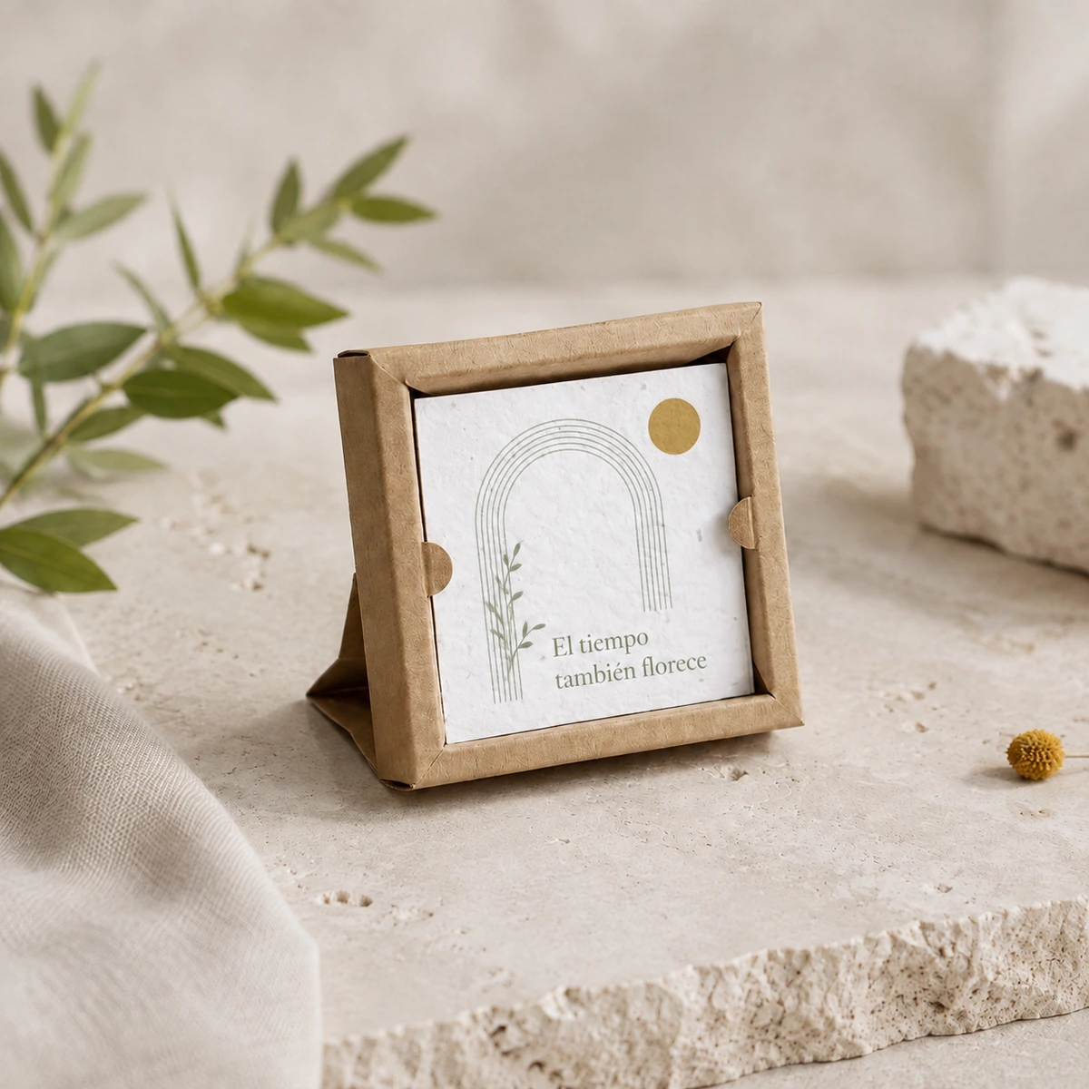 Calendario plantable de sobremesa en caja atril; simulación de personalización con color y la frase «El tiempo también florece».