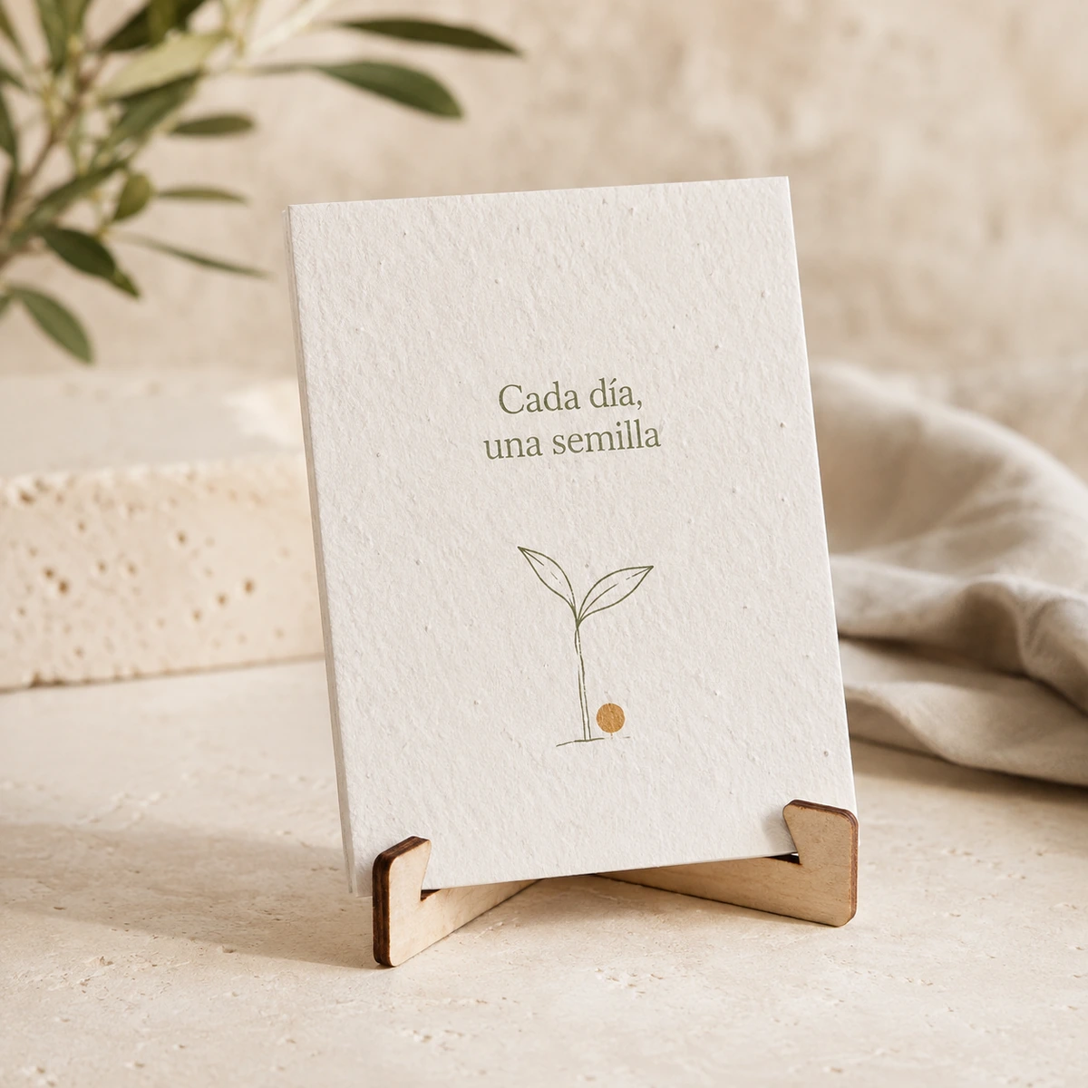 Calendario plantable con atril, pequeño brote dibujado y la frase Cada día, una semilla.