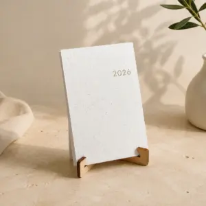 Calendario de papel plantable con cubierta de ejemplo y atril de madera de dos piezas encajadas.