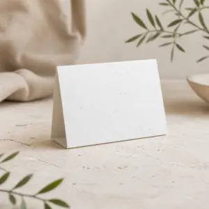 Calendario de sobremesa en papel plantable plegado, vista general en entorno natural.