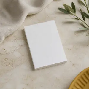 Bloc de notas con cubiertas de papel plantable, presentación en un entorno natural.