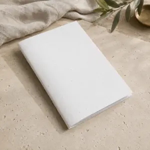 Libreta con cubiertas plantables personalizadas, presentación en un entorno natural.