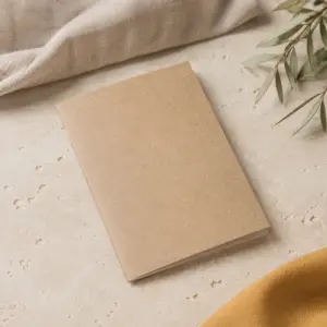 Libreta kraft con encarte de papel plantable, presentación en un entorno natural.