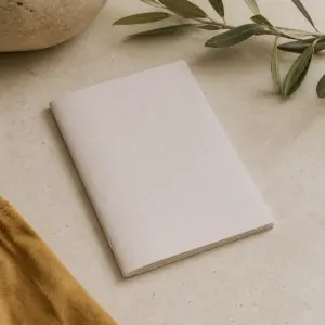 Libreta de papel con residuos orgánicos personalizada, presentación en un entorno natural.