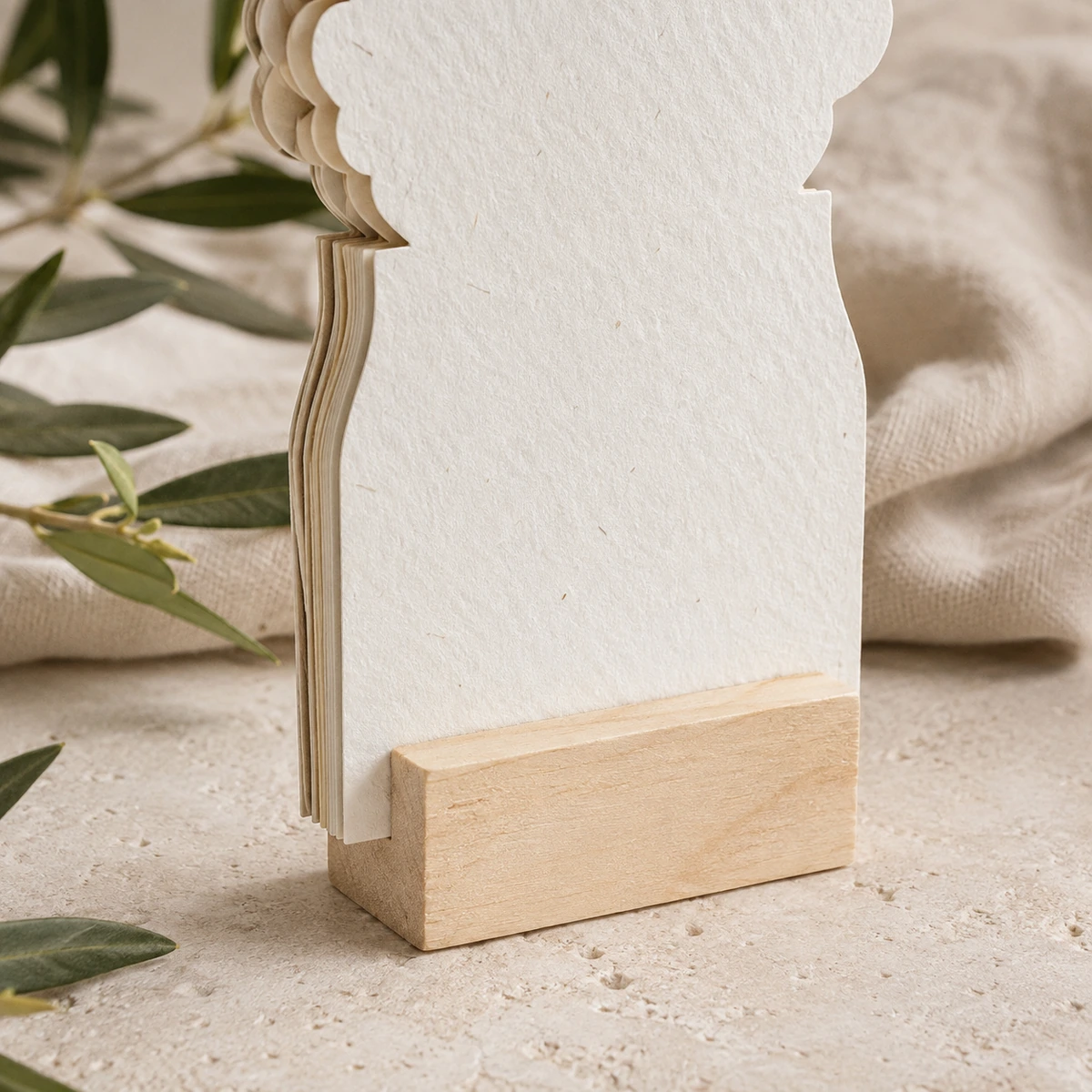Calendario floral con hojas plantables y base de madera, detalle de construcción y materiales.