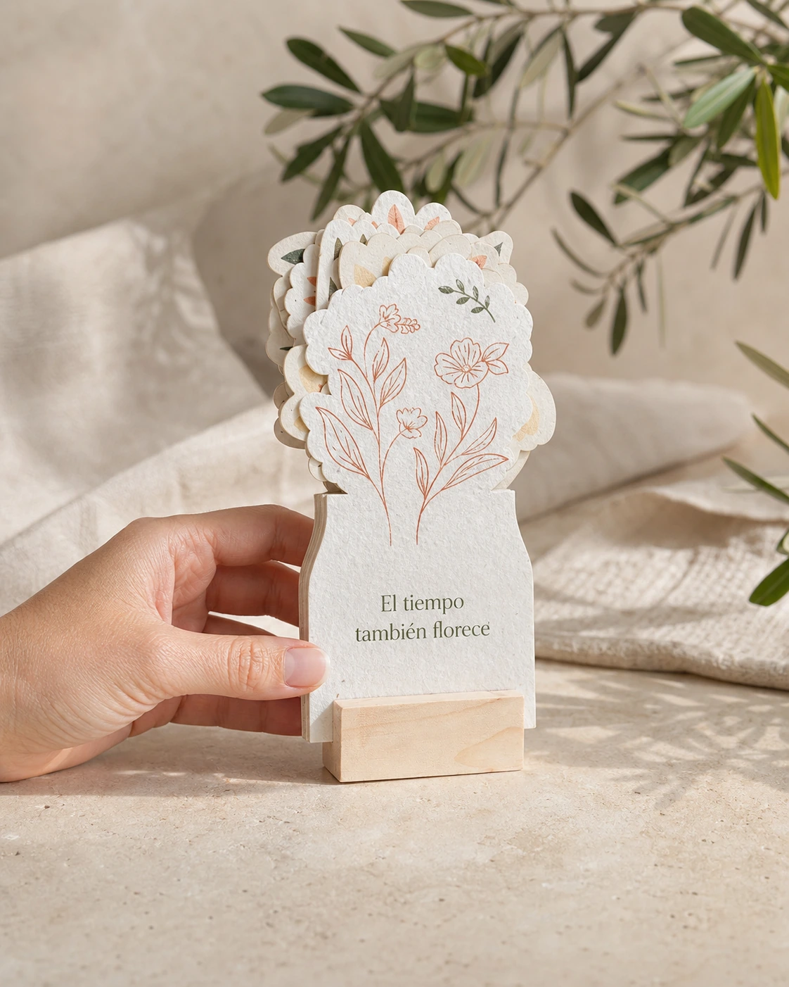 Calendario floral con hojas plantables y base de madera, simulación de personalización con diseño gráfico original.