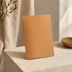 Carpeta A4 de papel con residuos orgánicos personalizada, presentación en un entorno natural.