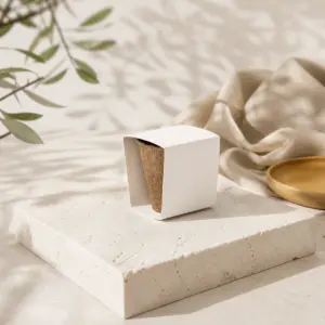 Kit de siembra en maceta de turba personalizable, presentación en un entorno natural.