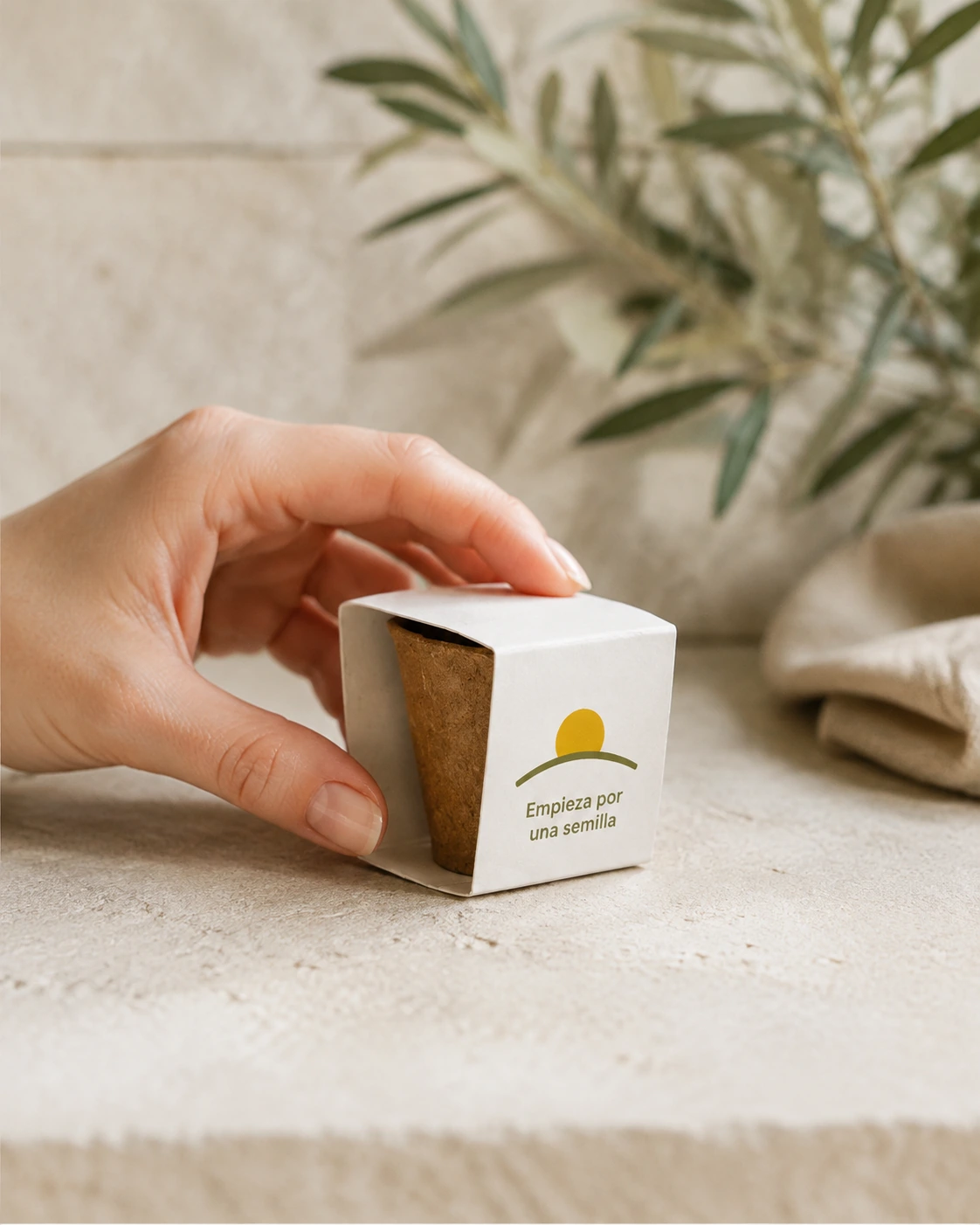 Kit de siembra en maceta de turba personalizable, simulación de personalización con diseño gráfico original.
