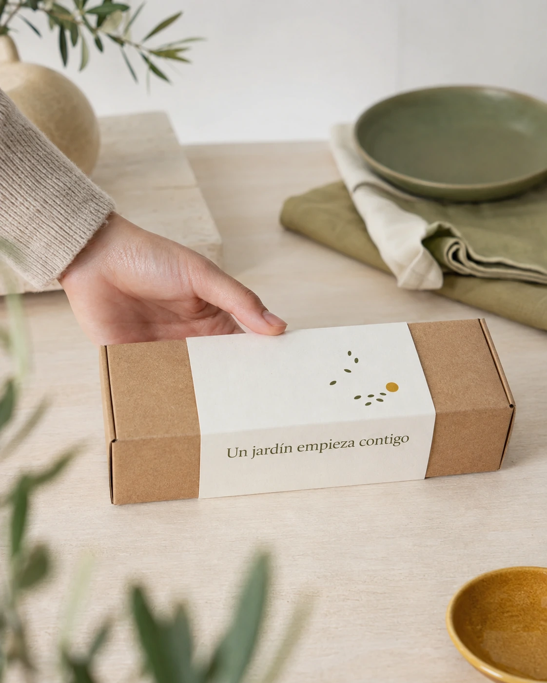 Caja de kit de siembra con diseño de semillas y mensaje «Un jardín empieza contigo».