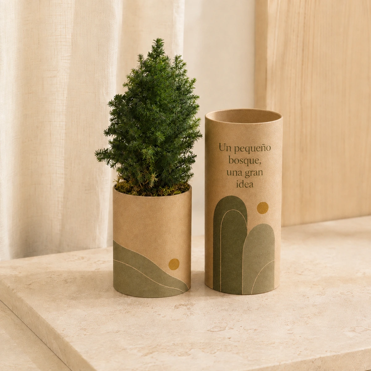 Árbol en tubo de cartón personalizable con diseño de paisaje abstracto en verde salvia, oliva y mostaza y la frase «Un pequeño bosque, una gran idea».