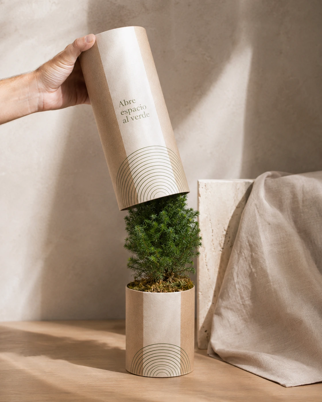 Tubo para árbol con diseño de arcos y mensaje «Abre espacio al verde».