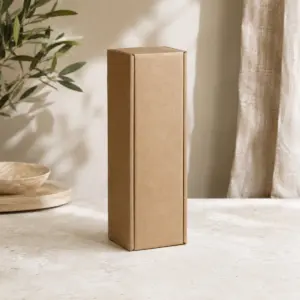 Caja de cartón cerrada para presentar y enviar una planta de regalo.