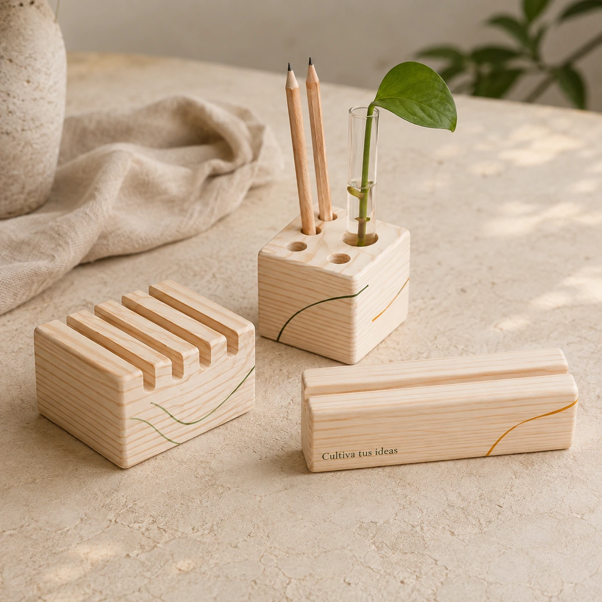 Tres módulos de madera con trazos oliva y ocre y la frase Cultiva tus ideas en el soporte para móvil.