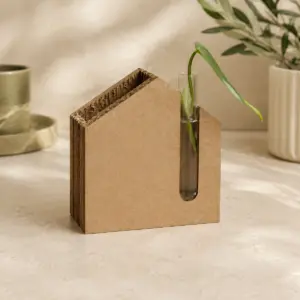 Portalápices de cartón con silueta de casa y tubo para esqueje.