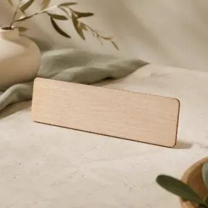 Reverso de regla plana de madera con esquinas redondeadas.