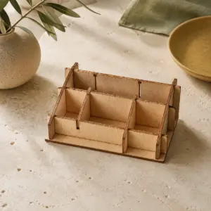 Organizador de escritorio de madera con compartimentos automontables.