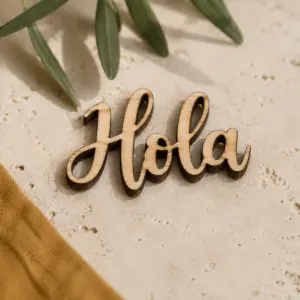 Imán de madera con silueta tipográfica Hola.