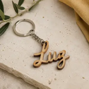 Llavero de madera con silueta del nombre Luz.