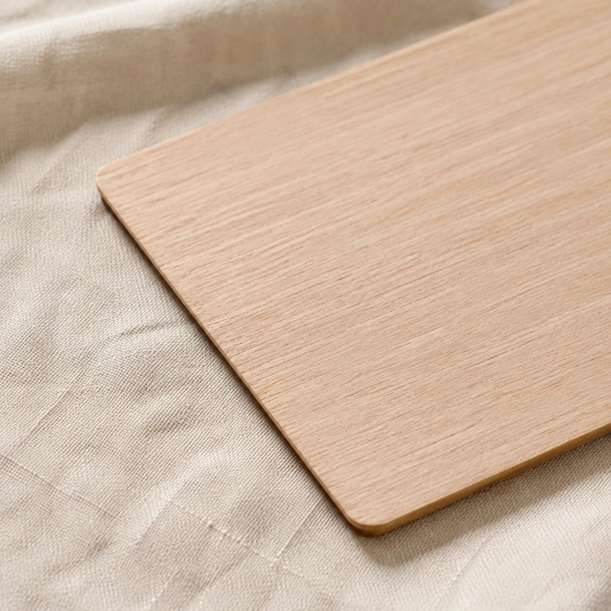 Detalle del canto y la veta de la postal de madera.