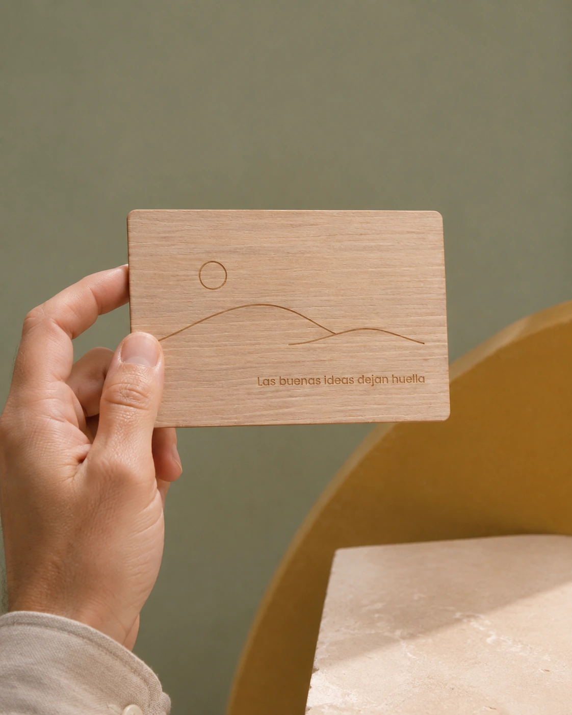 Postal de madera con grabado Las buenas ideas dejan huella.