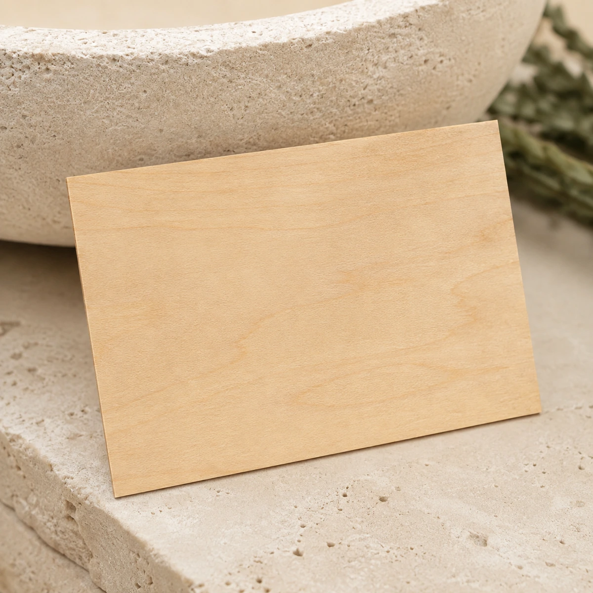 Detalle de la veta y el canto fino de una postal de madera.