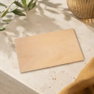 Postal de madera de esquina recta sin personalizar sobre piedra clara.