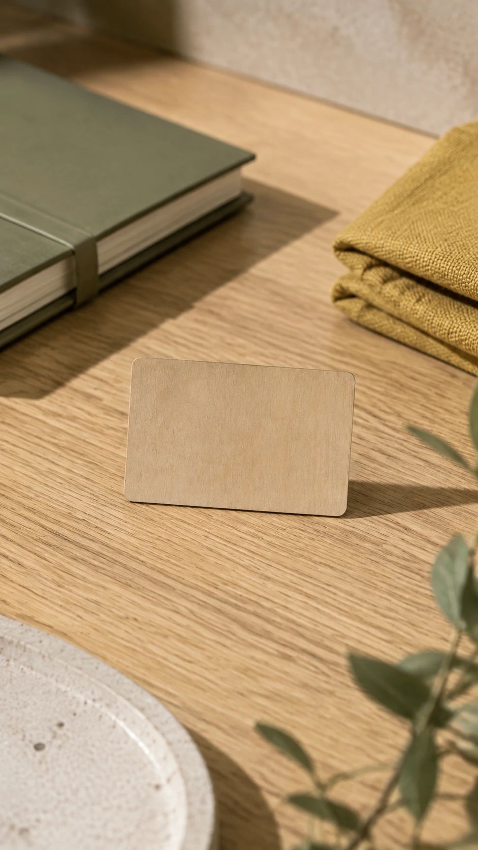 Tarjeta de madera natural en una escena de escritorio luminosa.
