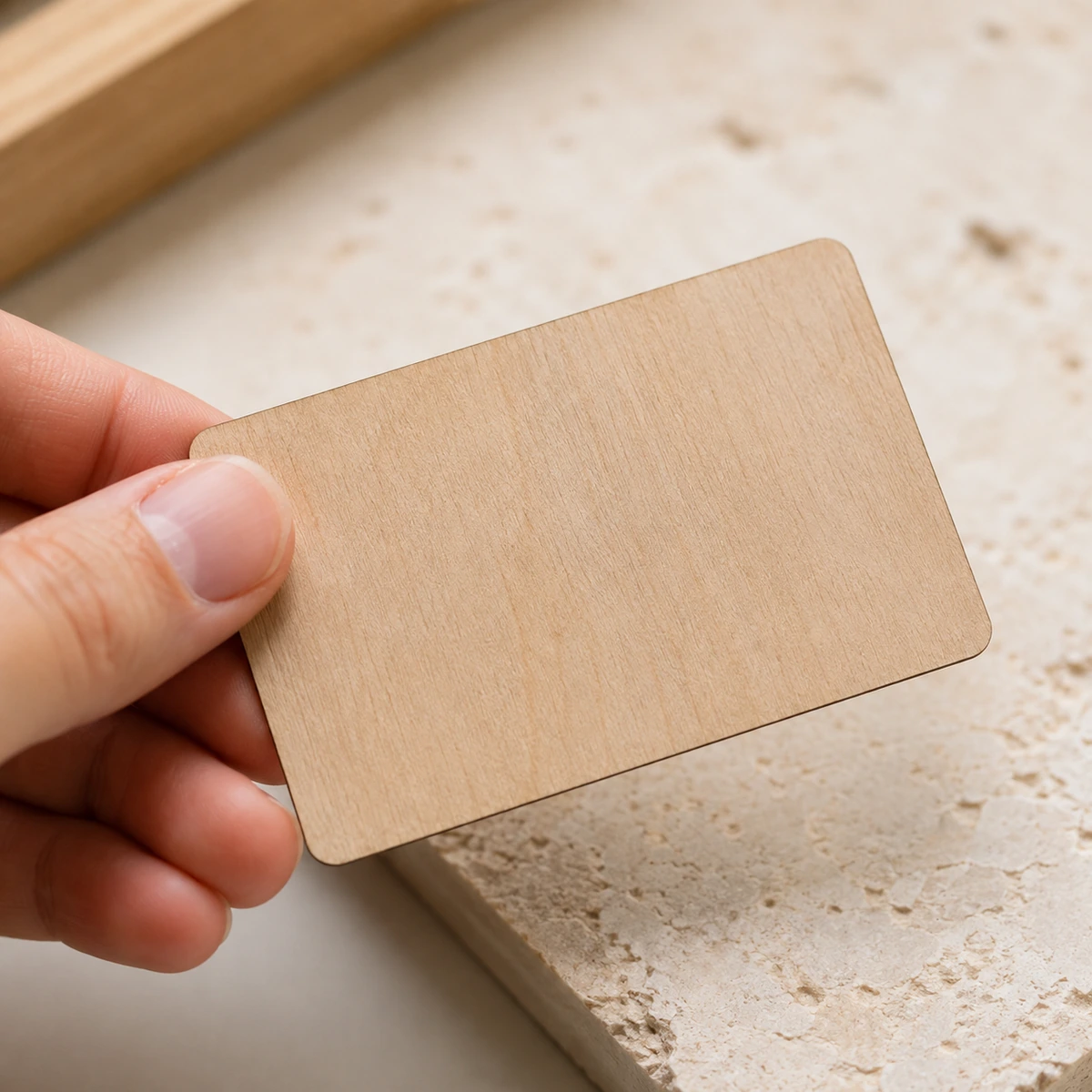 Detalle de la veta y el canto fino de una tarjeta de madera.