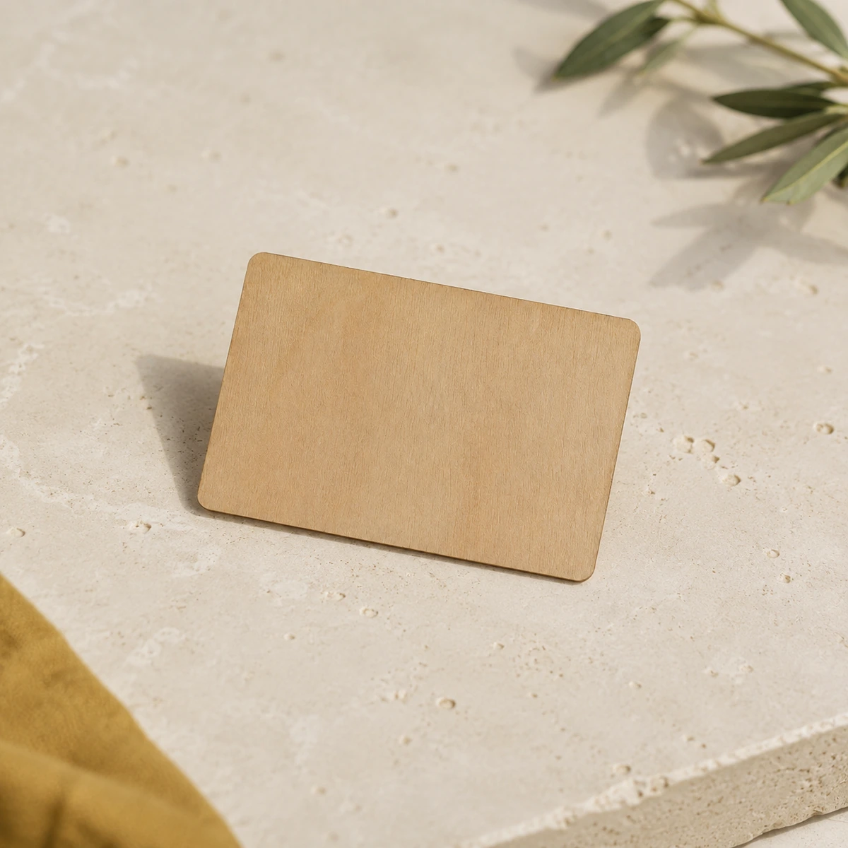Tarjeta de visita de madera natural sin personalizar.
